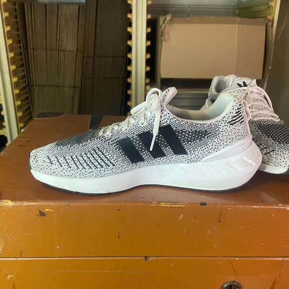 ADIDAS Men's Size 10.5 Originals Swift Run 22 Core Shock White Black Shoe GZ3507 - Picture 7 of 9